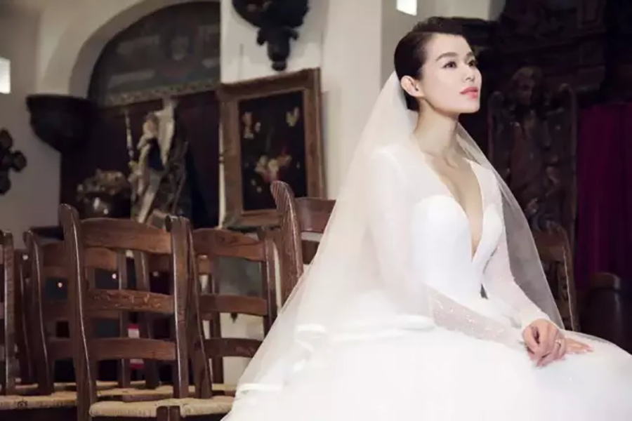 瞧！胡杏兒婚禮時(shí)的完美嫁衣